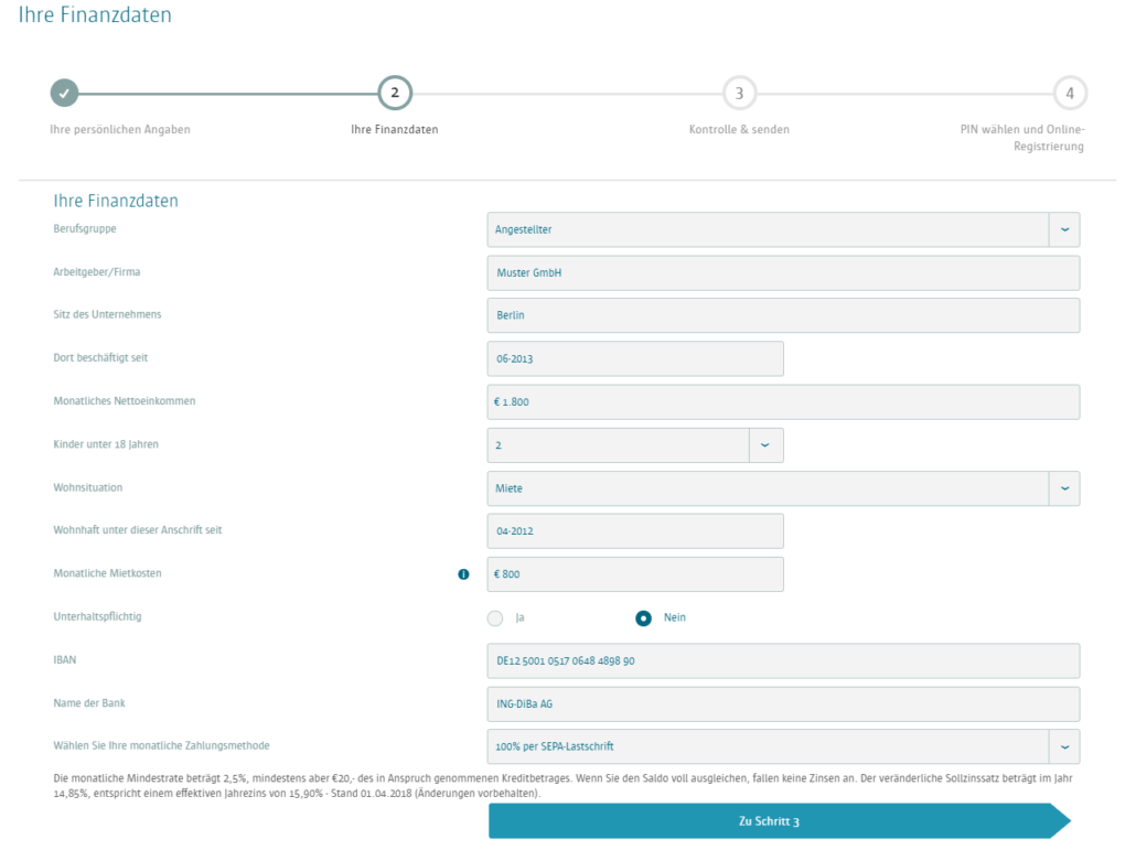 Im zweiten Schritt werden Informationen zu Ihrem Arbeitsverhältnis sowie zu Ihrer Kontoverbindung erfragt. Außerdem können Sie hier Ihre monatliche Zahlungsmethode bestimmen. Sie können sich zwischen 100% Ausgleich per SEPA-Lastschrift, Überweisung oder Teilzahlung entscheiden. Die monatliche Mindestrate bei der Teilzahlung beträgt 2,5%, mindestens aber 20€ des beanspruchten Kreditbetrages. Der effektive Jahreszins liegt aktuell bei 15,90%. Wenn Sie hingegen den vollen Saldo ausgleichen, fallen keine Zinsen an.